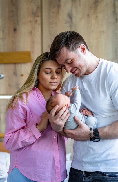 Photo jeune nouvelle famille avec petit enfant enfant petit enfant avec parents