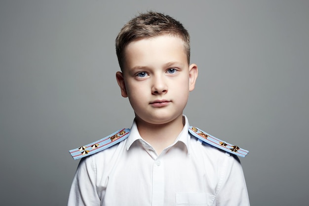 Jeune officier beau garçon en uniforme Enfant de la police