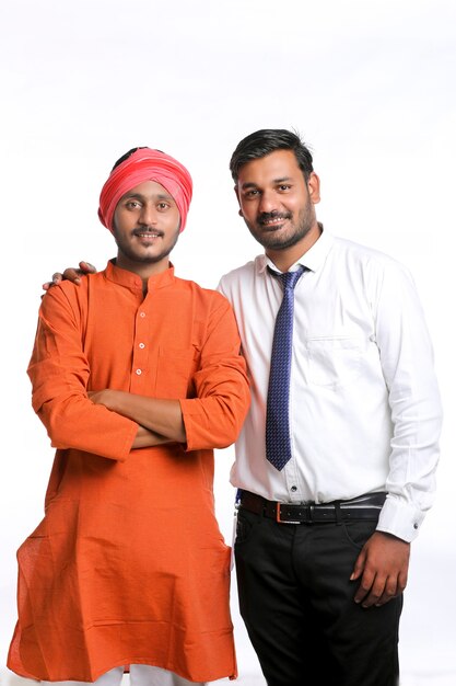 Jeune Officier Indien Avec Agriculteur Sur Fond Blanc.