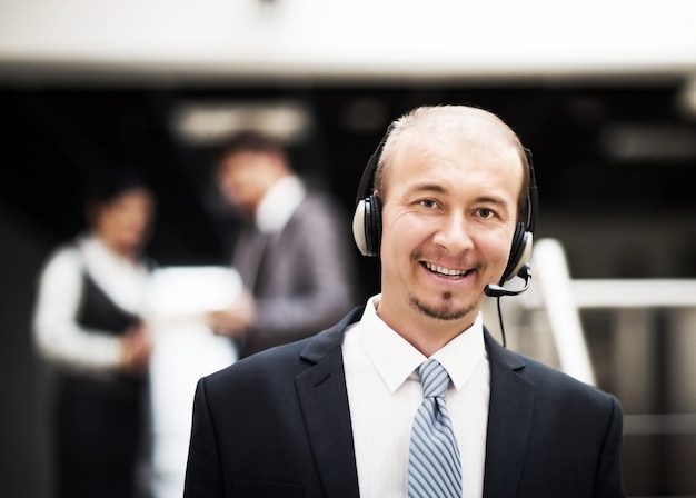 Jeune opérateur de service client parlant sur le casque