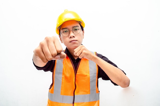 un jeune ouvrier ou ingénieur du bâtiment asiatique stressé montre une expression de colère et de fureur.