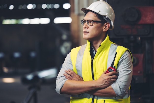 Jeune ouvrier ou ingénieur habile gros plan portrait en usine