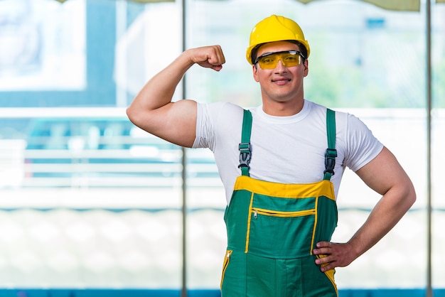 Jeune ouvrier travaillant sur le chantier