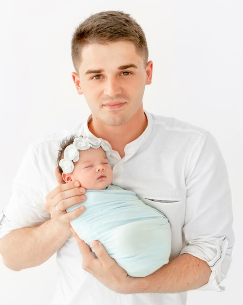 Jeune papa avec une fille nouveau-née