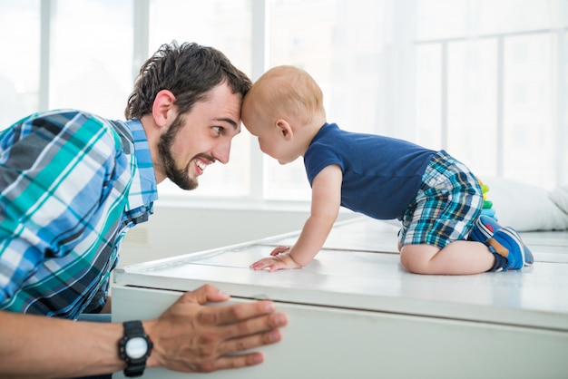 Un jeune papa positif s'assoit avec son petit fils