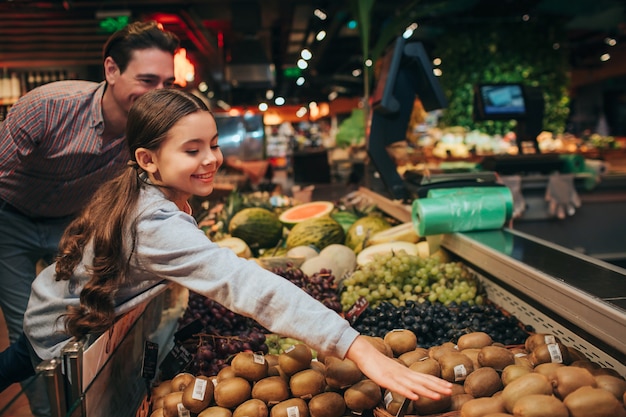 Jeune parent et fille à l'épicerie