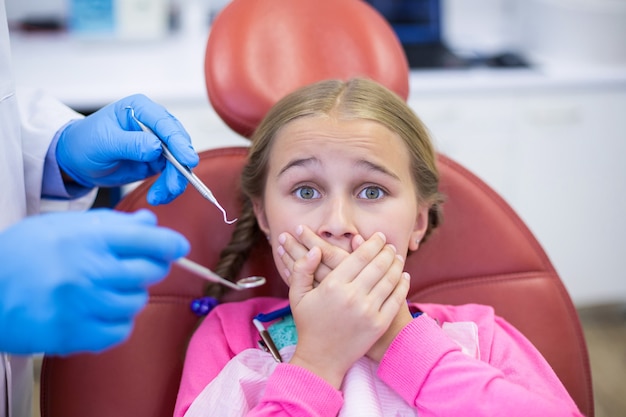 Jeune patient effrayé lors d'un examen dentaire