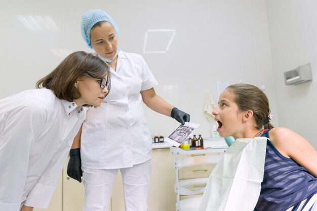 Jeune patient en fauteuil dentaire