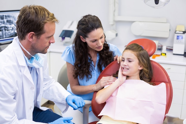 Jeune patient montrant les dents au dentiste