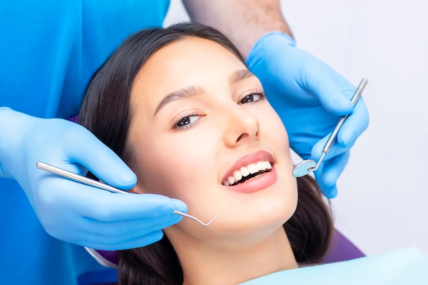 Jeune patiente à la clinique de dentiste