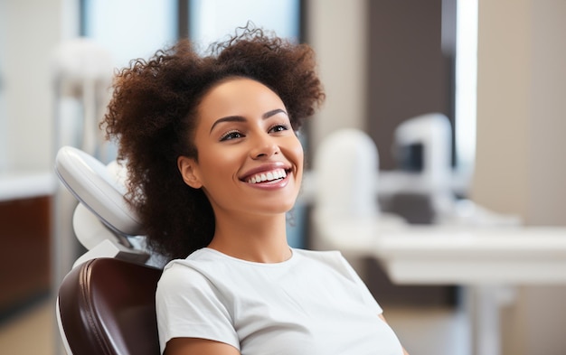 jeune patiente visitant le cabinet du dentiste