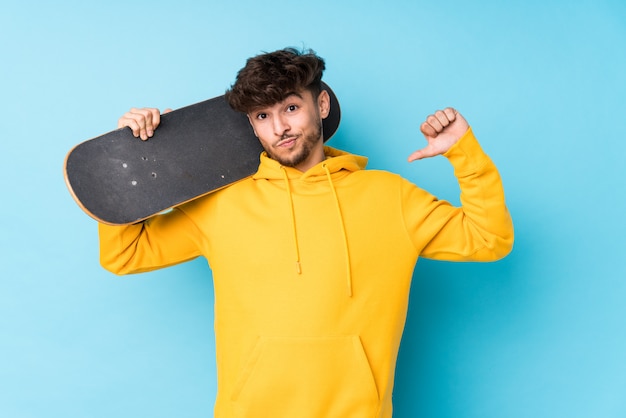 Un jeune patineur arabe isolé se sent fier et confiant, exemple à suivre.