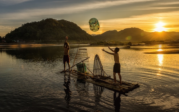 Jeune pêcheur en action lors d&#39;une pêche dans le lac