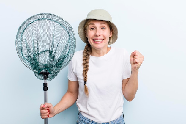 Jeune pêcheur de femme blonde adulte avec un concept de filet et d'été