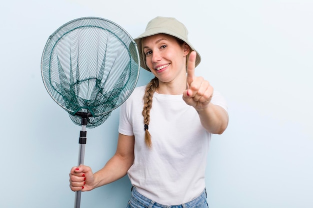 Jeune pêcheur de femme blonde adulte avec un concept de filet et d'été