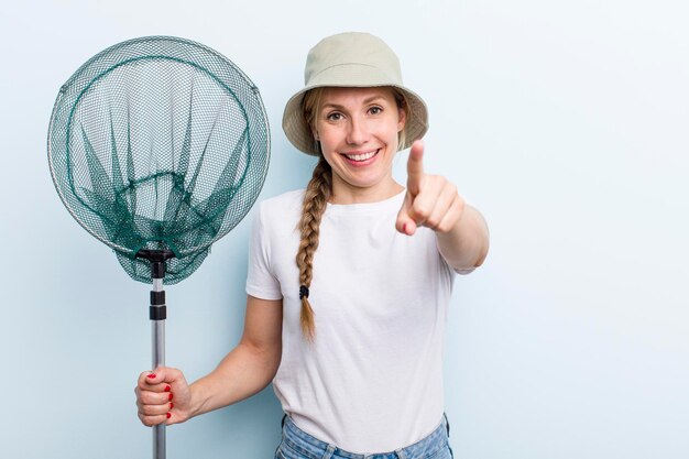 Jeune pêcheur de femme blonde adulte avec un concept de filet et d'été