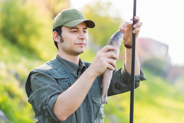 Jeune pêcheur de pêche dans la rivière