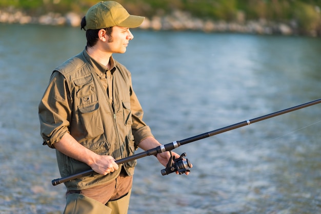 Jeune pêcheur à la rivière