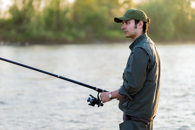 Jeune pêcheur à la rivière