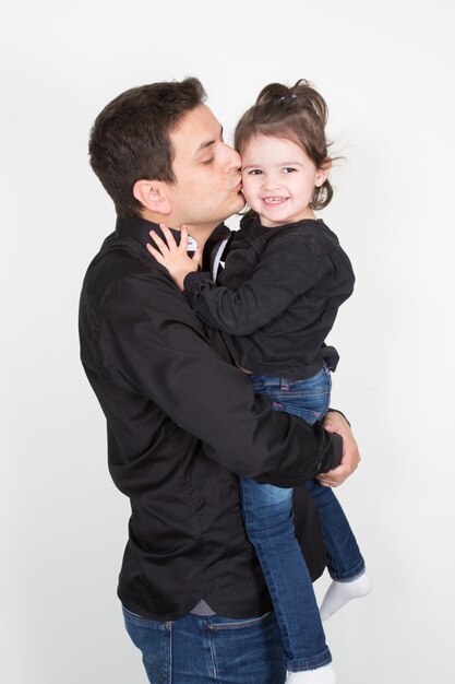 Jeune père baiser enfant fille fille