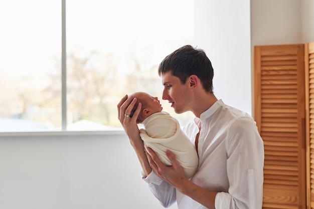 jeune père avec bébé nouveau-né à la maison