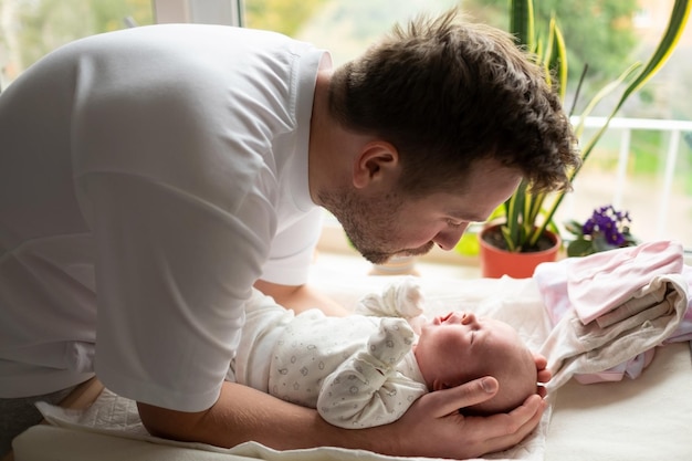 Jeune père caucasien étreignant sa fille nouveau-née