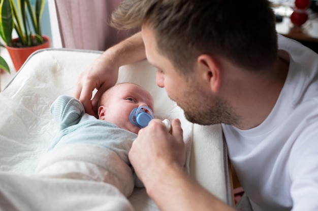 Jeune père étreignant sa fille nouveau-née, passant du temps ensemble