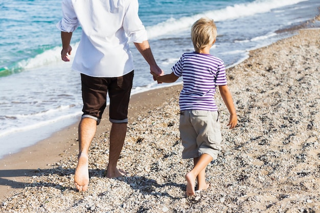 Jeune père avec fils sur fond de mer