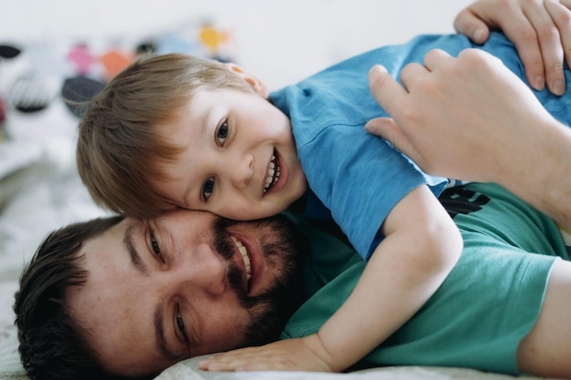 Jeune père et mignon petit garçon étreignant