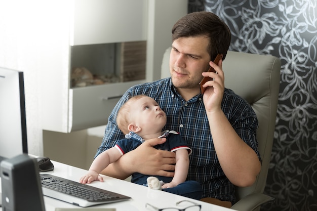 Le jeune père parle des soins de son enfant en bas âge