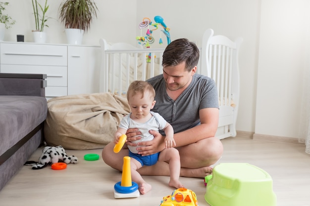 Le jeune père parle des soins de son enfant en bas âge