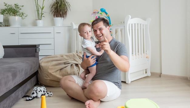 Le jeune père parle des soins de son enfant en bas âge