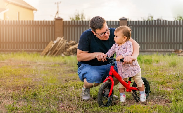 Jeune, père, passer, temps, à, mignon, petit, années, enfant fille, enfant fille