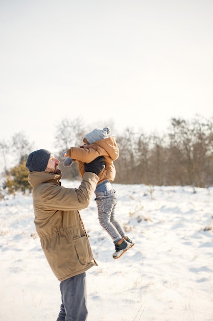 Jeune père et petit fils passent du temps ensemble le jour de l'hiver