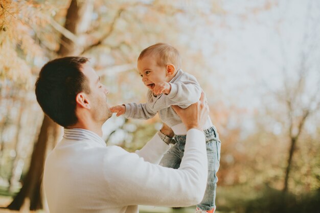 Jeune père et petit garçon en automne parc