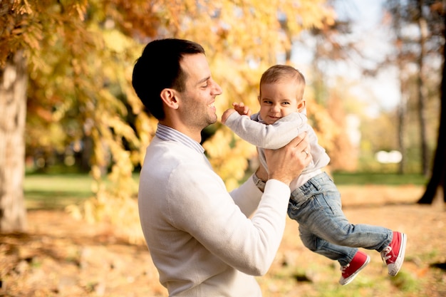 Jeune père et petit garçon en automne parc