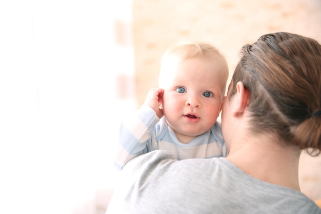 Photo jeune père s'amusant avec son petit fils