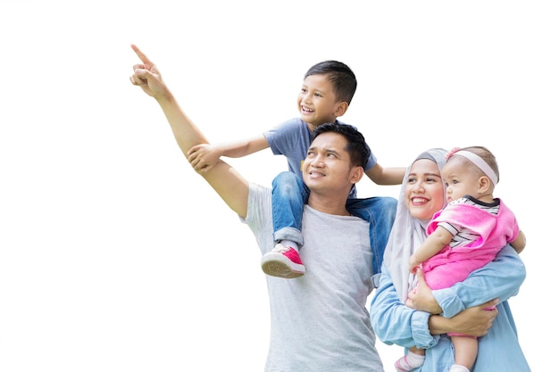 Jeune père avec sa famille en studio