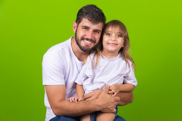 Jeune père et sa petite fille le jour de la fête des pères Père et fille