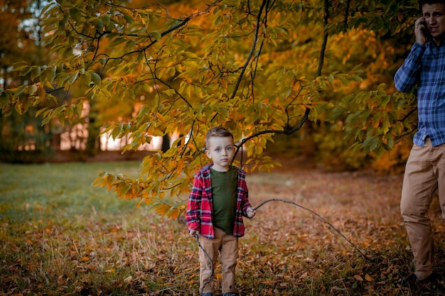 Le jeune père et son petit fils profitent de l'extérieur dans un parc Mise au point sélective sur le visage de l'enfant Concept de famille heureuse Fête des pères