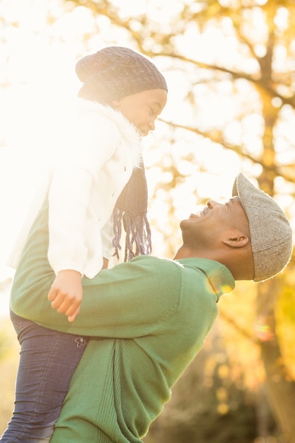 Jeune père tenant sa fille