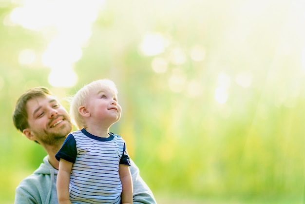 Le jeune père tient son fils