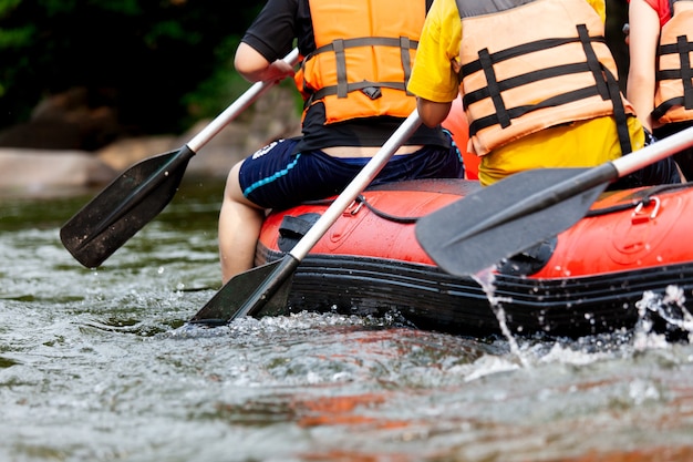 Photo jeune personne de rafting sur la rivière