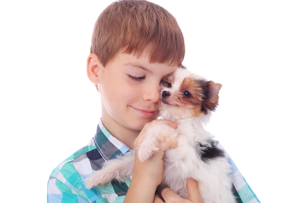 Jeune petit garçon heureux avec un petit chiot