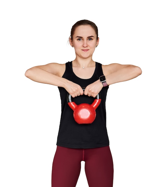 Jeune petite femme s'entraîne avec kettlebell, isolé sur fond blanc