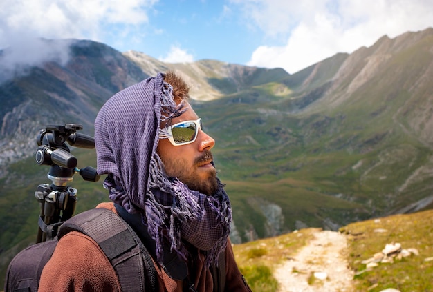 Jeune photographe admirant le paysage de montagne