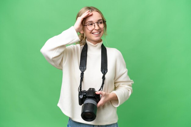 Une jeune photographe anglaise sur fond isolé a réalisé quelque chose et a l'intention de trouver la solution