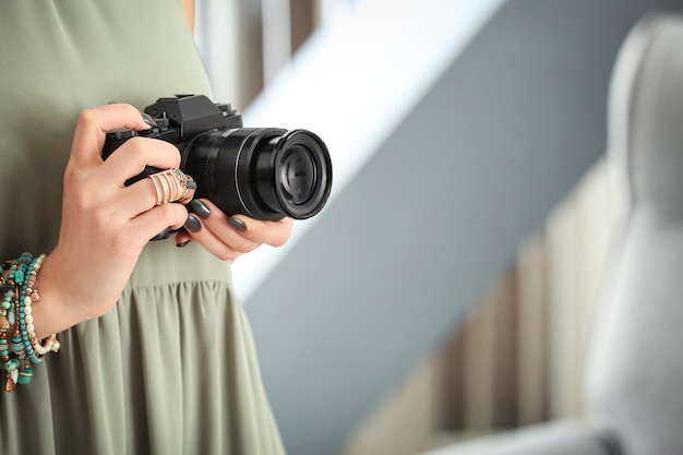 Jeune photographe avec appareil photo à l'intérieur