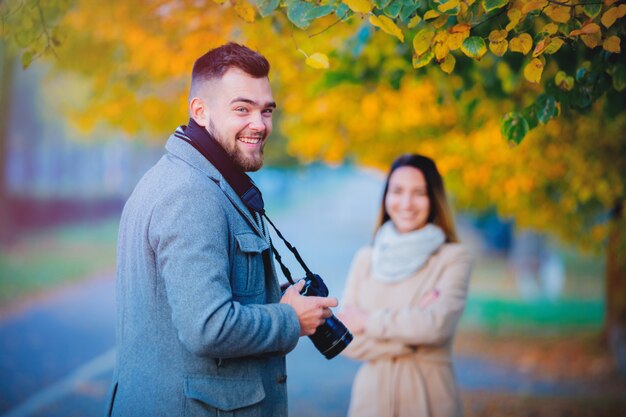 Jeune photographe avec appareil photo et modèle