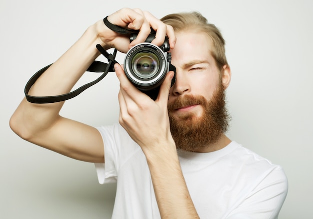 Jeune photographe barbu